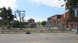 907964 Gezicht op het braakliggende terrein op de hoek van de Verenigingstraat (rechts) en de Schermerhornstraat te ...